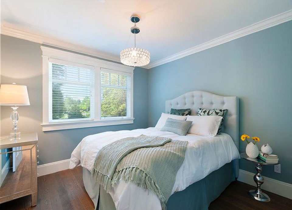 phòng ngủ màu xanh pastel với tone màu sáng